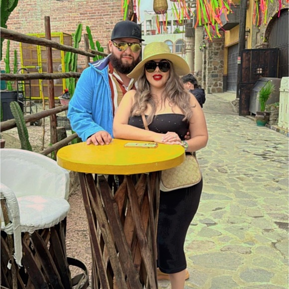 Meet your Posher, Antonio - Picture 1 of 1